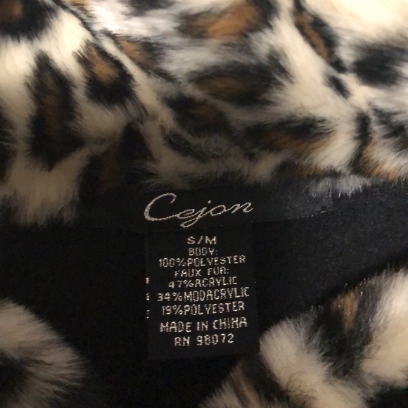 Leopard/cheetah print fleece cape - Picture 3 of 3